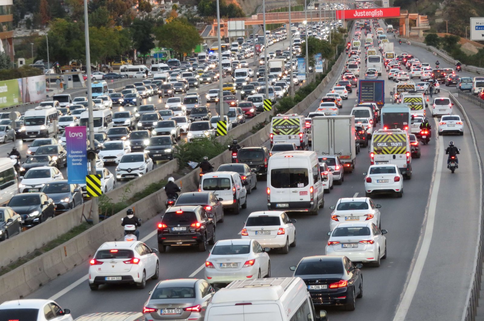 Lalu lintas memburuk di Istanbul yang padat penduduk, seperti halnya polusi