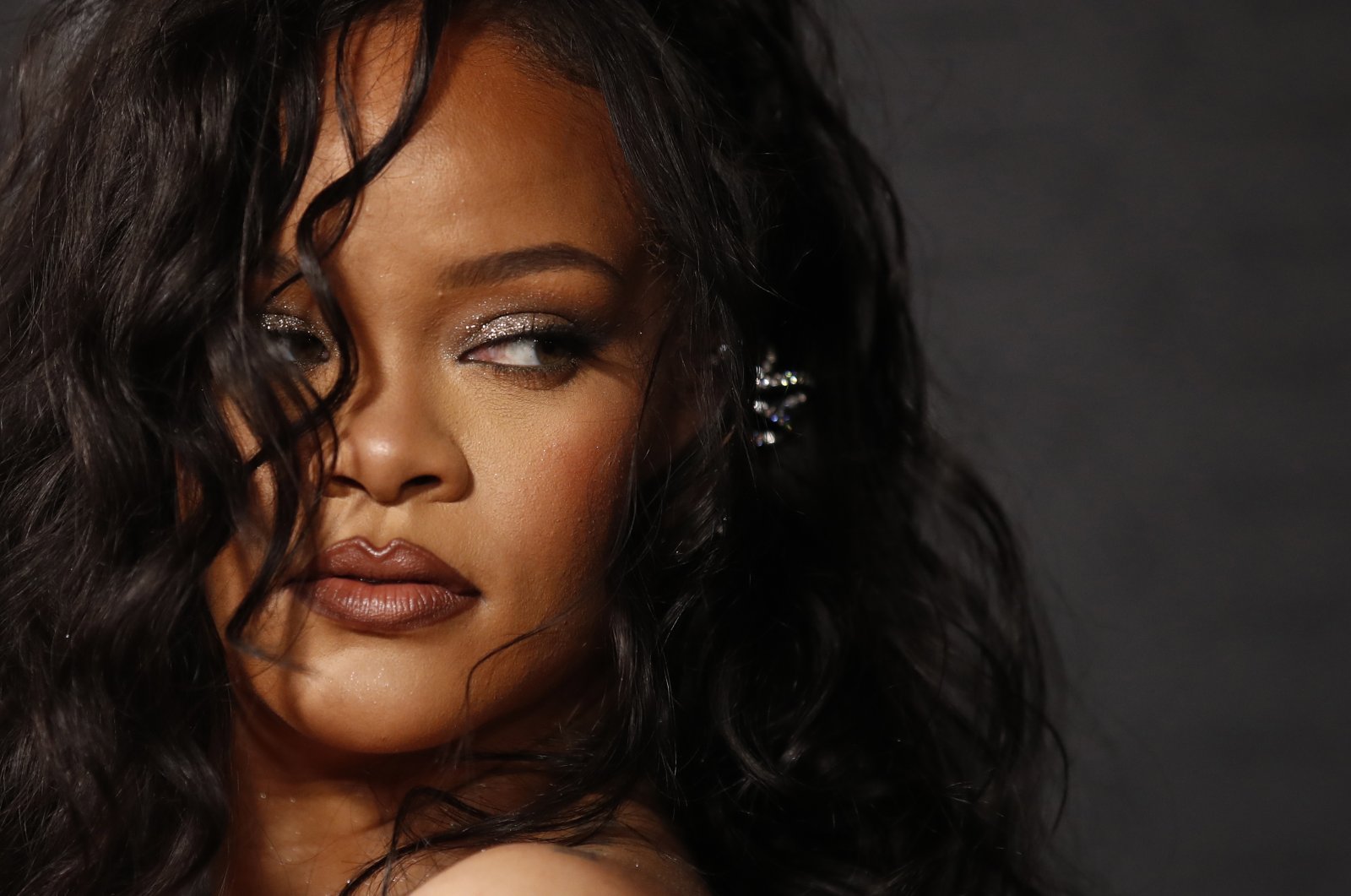 Rihanna kembali setelah 6 tahun dengan single baru ‘Lift Me Up’
