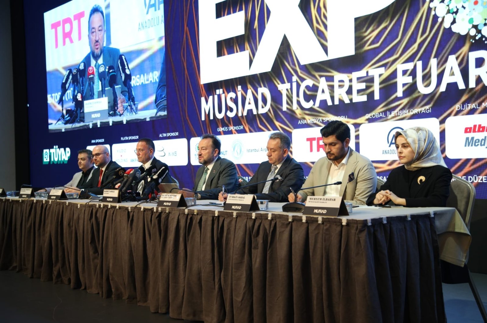 Mahmut Asmalı (C), the head of the Independent Industrialists and Businesspersons Association (MÜSIAD), and other executives during a meeting with press members in Istanbul, Türkiye, Oct. 13, 2022. (Courtesy of MÜSIAD)