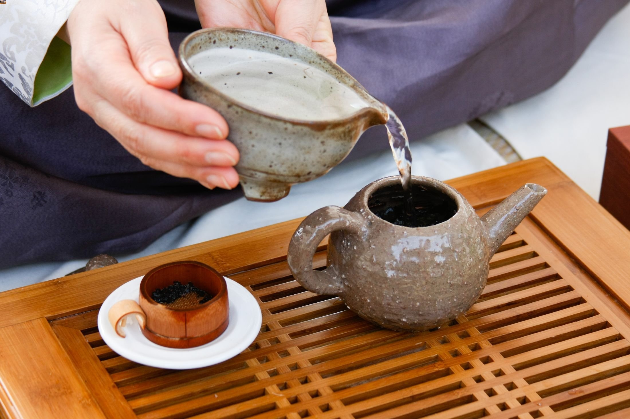 Traditional Korean tea ceremony. (Shutterstock Photo)