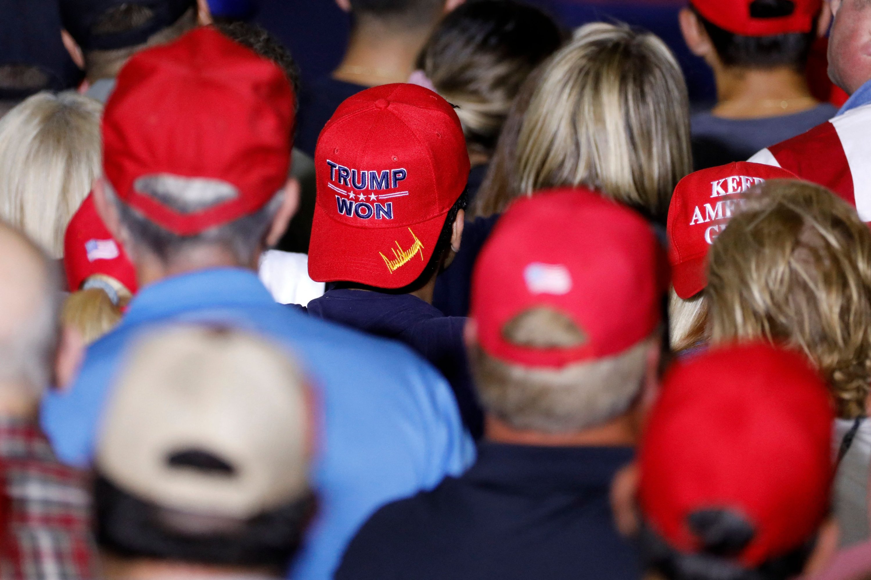 Orang-orang mendengarkan mantan Presiden AS Donald Trump berbicara selama rapat umum Save America, Warren, Michigan, AS, 1 Oktober 2022. (AFP Photo)