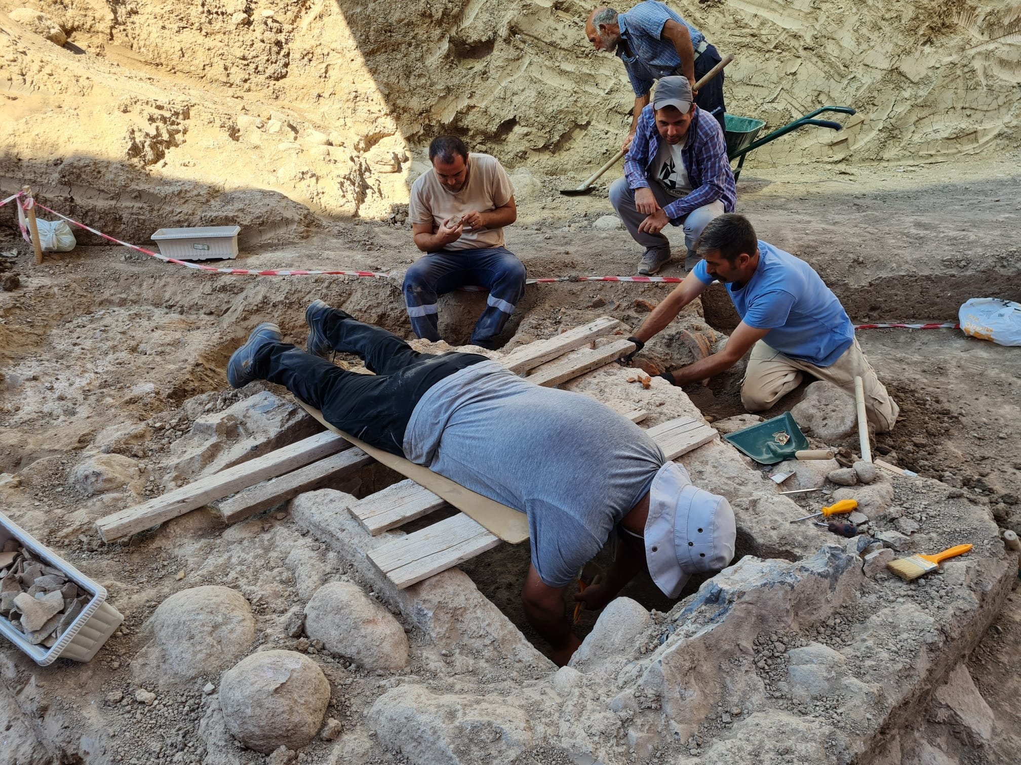 Penggalian yang dilakukan di tumulus Yeşilova di distrik Bornova, Izmir, mengungkapkan kuburan, kendi, dan bejana berusia 3.400 tahun, yang dianggap milik peradaban Mycenaean, Izmir, Türkiye, 30 Oktober 2022. (AA Photo)