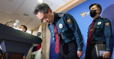 South Korea&#039;s National Police Agency Commissioner Yoon Hee-keun (C) bows during a press conference on the deadly Halloween crowd surge, Seoul, South Korea, Nov. 1, 2022. (AFP Photo)