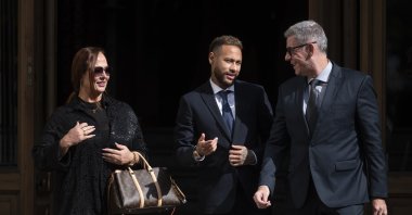 Paris Saint-Germain&#039;s Brazilian forward Neymar (C) leaves with his mother Nadine Goncalves da Silva Santos (L) after attending a hearing at the courthouse on the second day of his trial, Barcelona, Spain, Oct. 18, 2022. (AFP Photo)