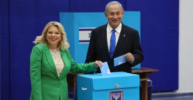 Former Israeli Prime Minister and leader of the Likud party Benjamin Netanyahu (R) and his wife Sara cast their ballots at a polling station, Jerusalem, Israel, Nov. 1, 2022. (EPA Photo)