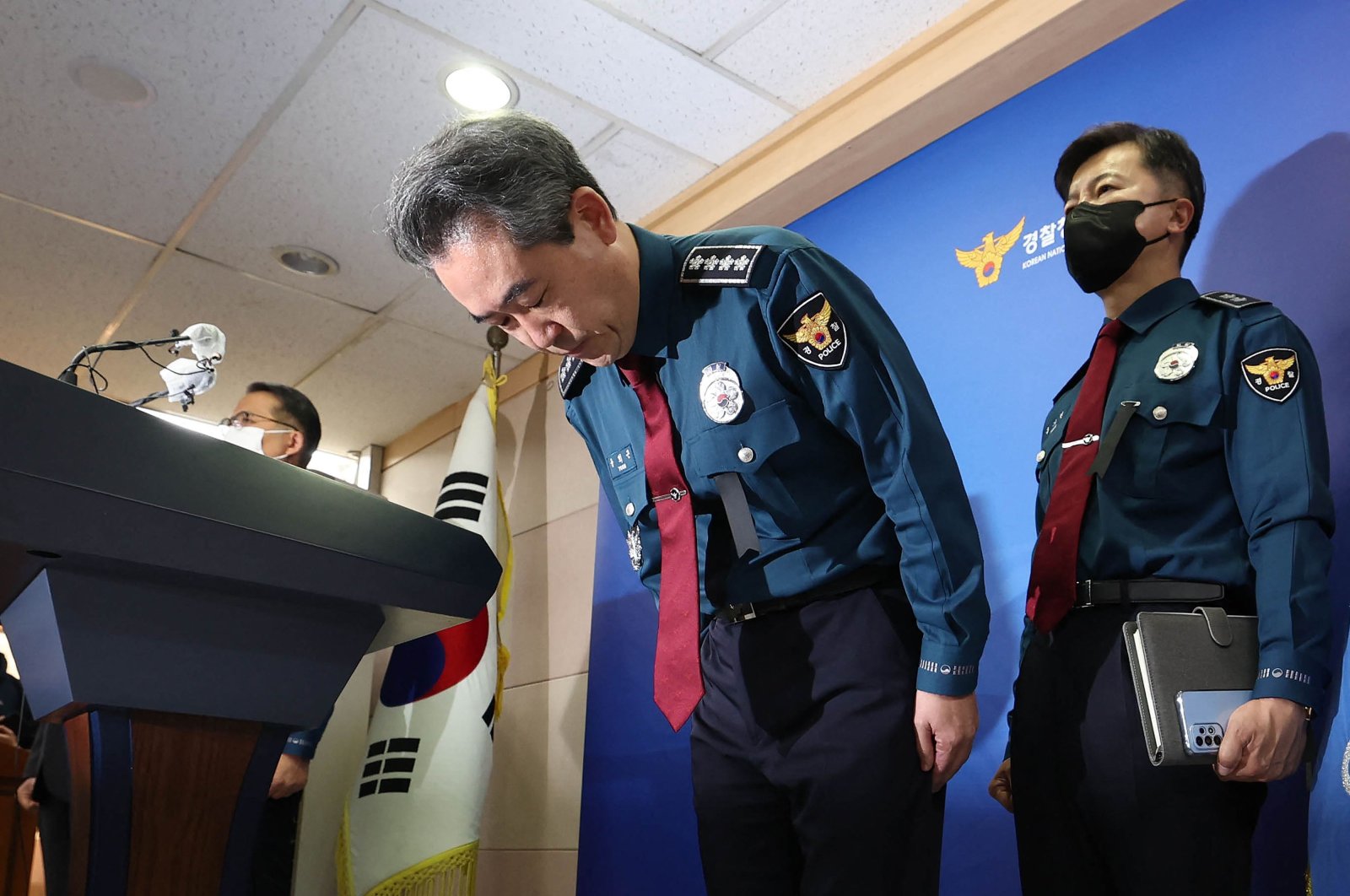 South Korea&#039;s National Police Agency Commissioner Yoon Hee-keun (C) bows during a press conference on the deadly Halloween crowd surge, Seoul, South Korea, Nov. 1, 2022. (AFP Photo)