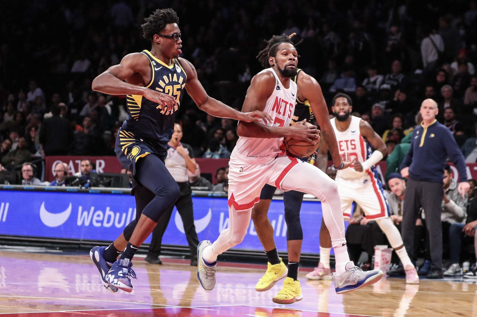 Brooklyn Nets forward Kevin Durant (7) drives against Indiana Pacers forward Jalen Smith (25) in the fourth quarter at Barclays Center, Brooklyn, New York, U.S., Oct 29, 2022. (Reuters Photo)