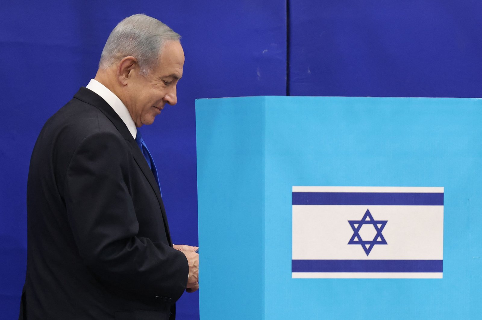 Likud Chairperson Benjamin Netanyahu casts his ballot at a polling station in Jerusalem in the country&#039;s fifth election in less than four years on Nov. 1, 2022. (AFP Photo)