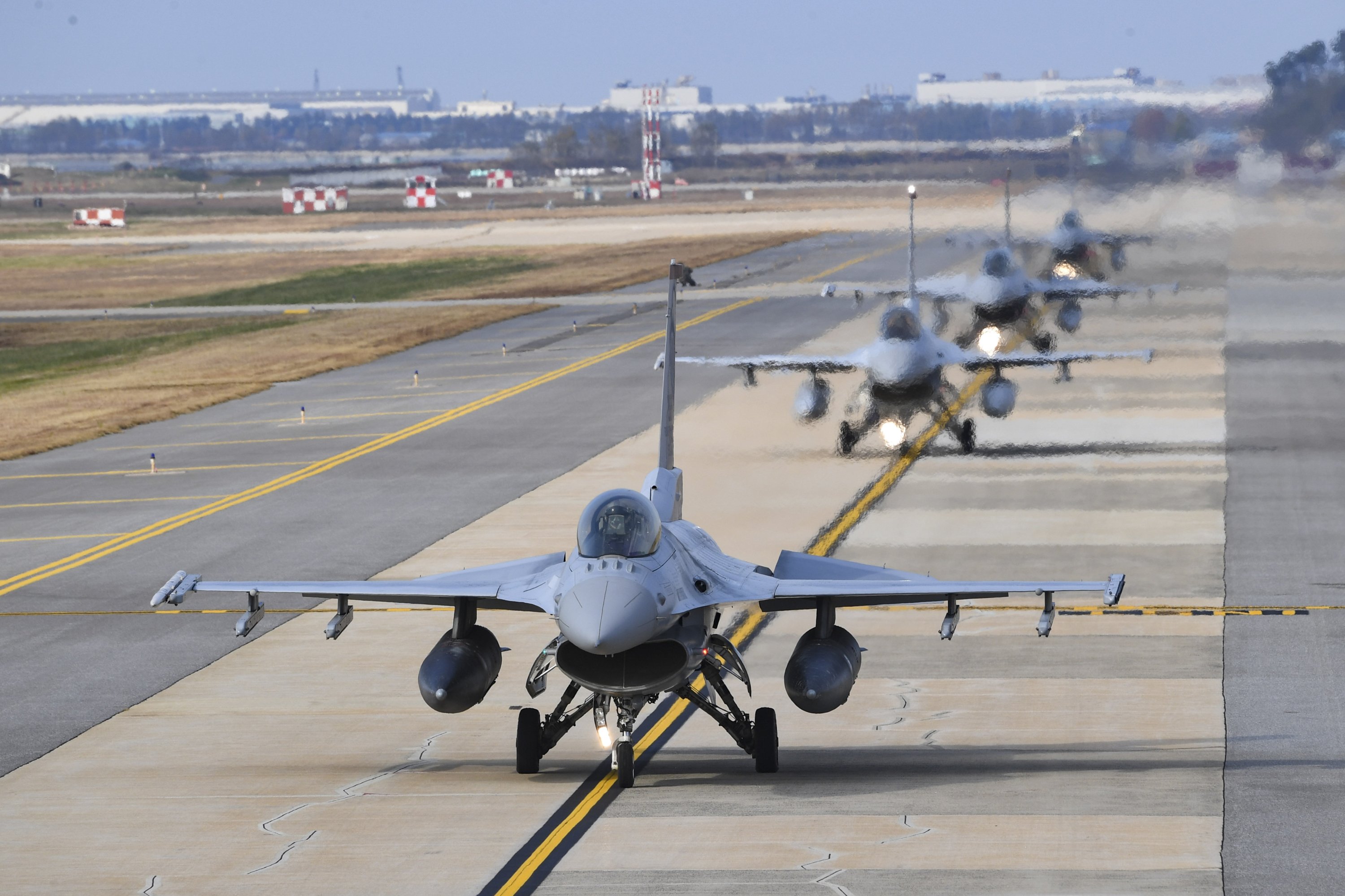 Pesawat tempur KF-16 Korea Selatan bersiap untuk lepas landas untuk latihan bersama dengan AS, Gunsan, Korea Selatan, 31 Oktober 2022. (AP Photo)