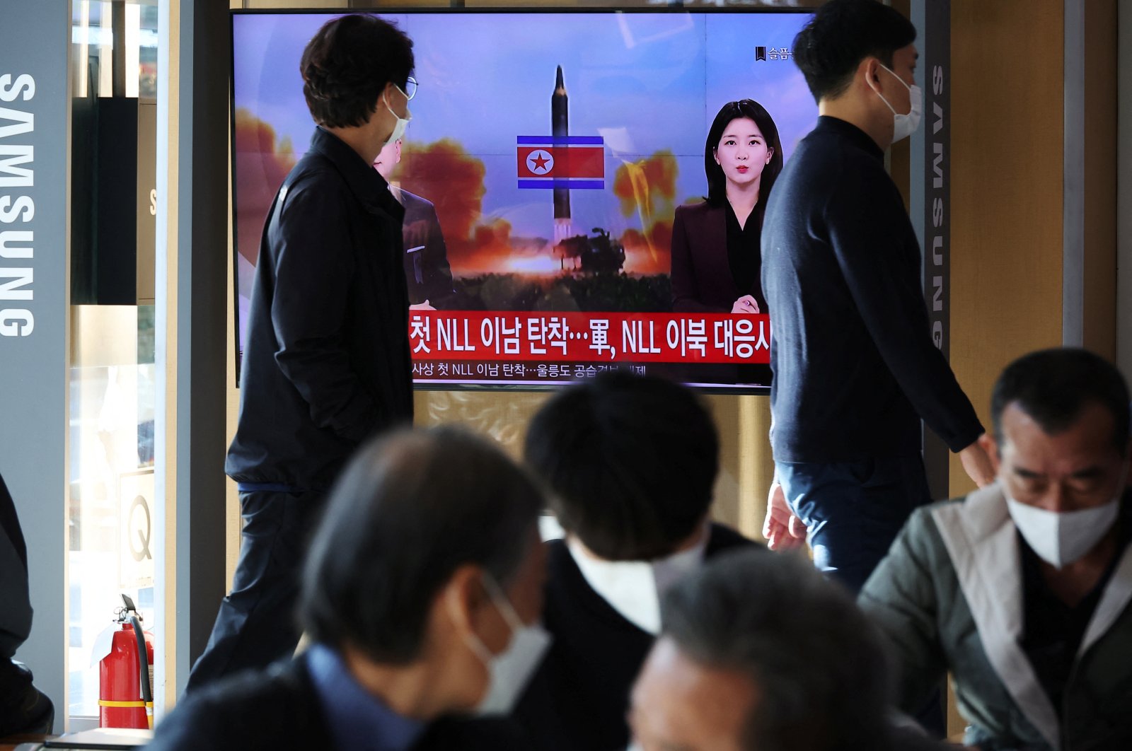 People watch a TV broadcasting a news report on North Korea firing a ballistic missile off its east coast, Seoul, South Korea, Nov. 2, 2022. (Reuters Photo)