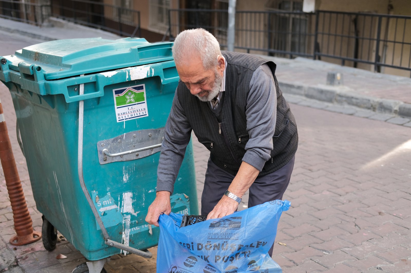 Pria Turki berusia 84 tahun mengambil sampah dalam dorongan daur ulang