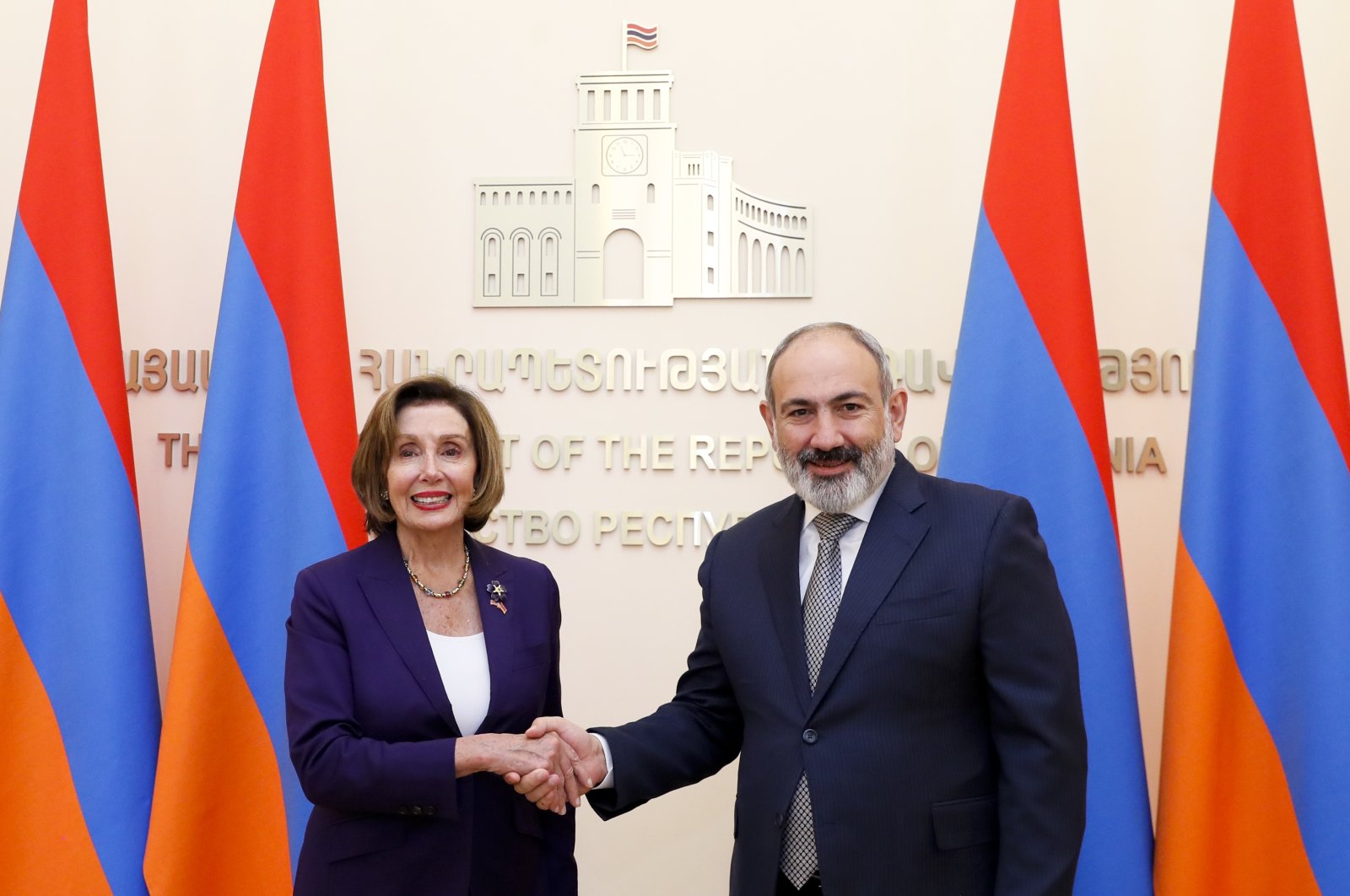 U.S. House Speaker Nancy Pelosi (L) shakes hands with Armenian Prime Minister Nikol Pashinian prior to their talks in Yerevan, Armenia, Sept. 18, 2022. (AP Photo)