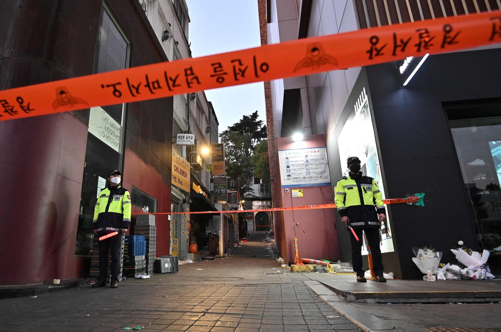 Police stand guard at the cordoned scene of the deadly Halloween crowd surge in the district of Itaewon, Seoul, South Korea, Nov. 1, 2022. (AFP Photo)