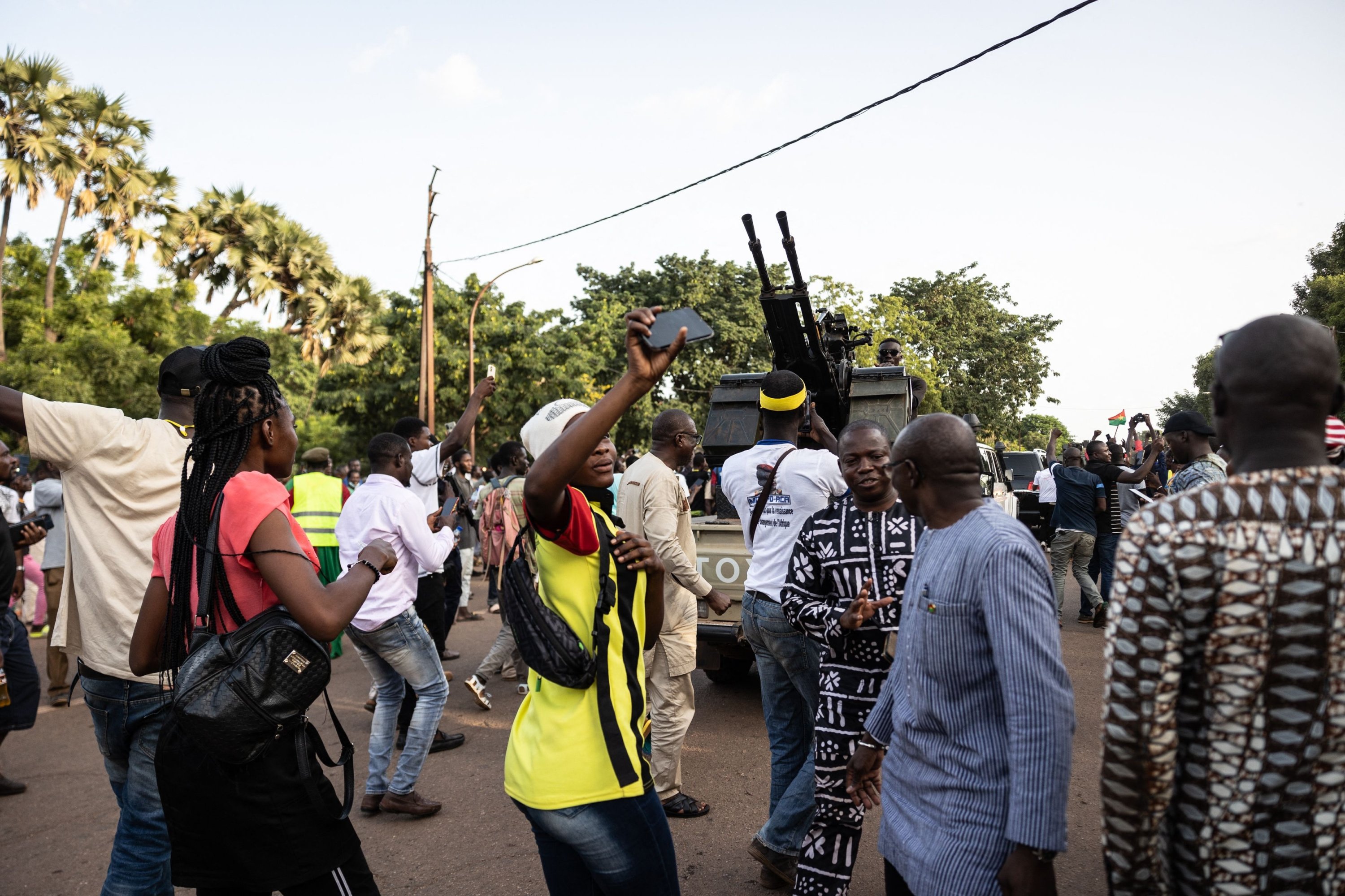 Orang-orang bersorak untuk tentara selama upacara peringatan 35 tahun pembunuhan Thomas Sankara, di Ouagadougou, Burkina Faso, 15 Oktober 2022. (AFP Photo)