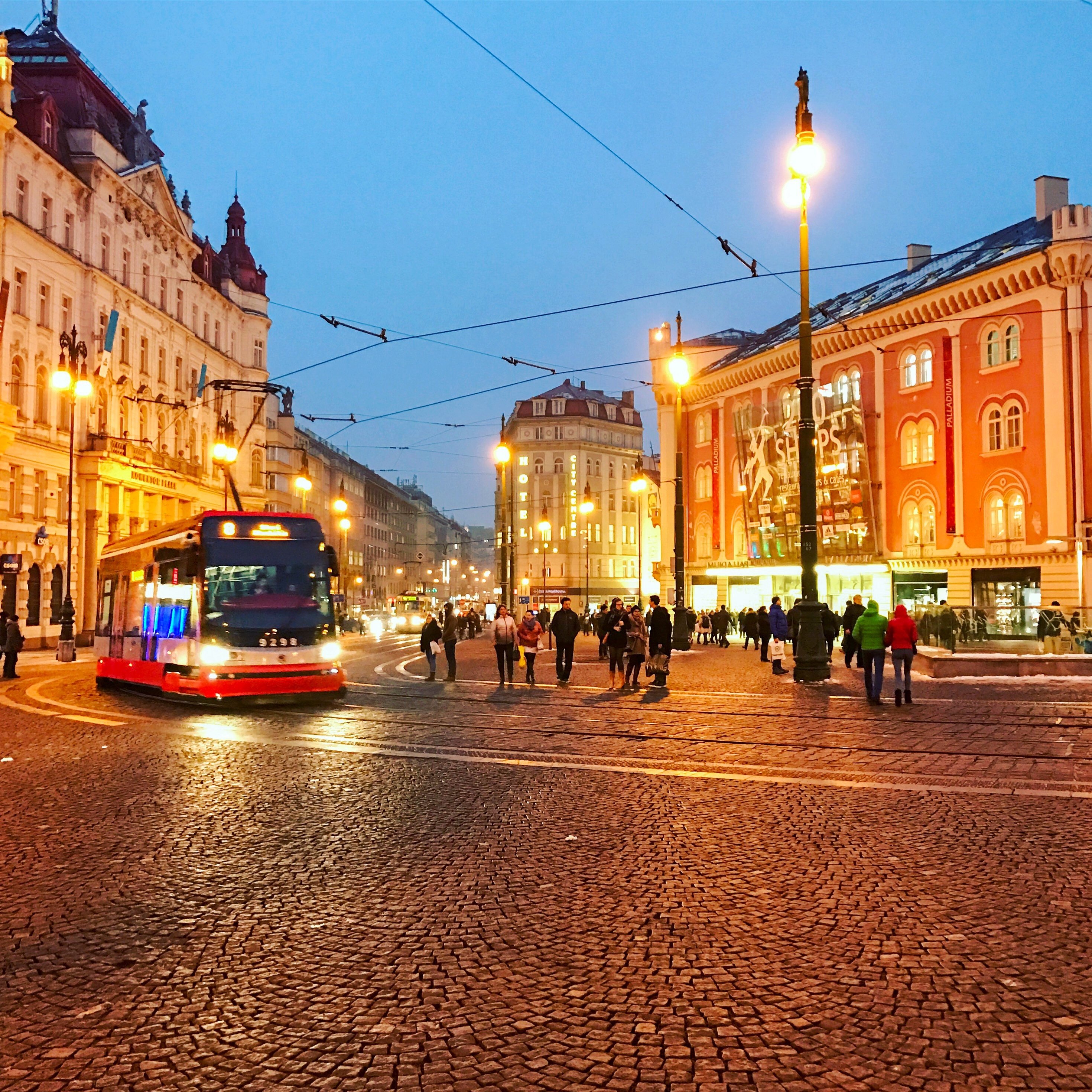 Malam musim dingin adalah salah satu yang harus dilihat di Praha, Republik Ceko.  (Foto oleh zge engelen)