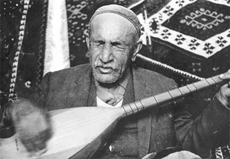 This undated photo shows Aşık Veysel playing his bağlama. (Sabah Archive Photo)