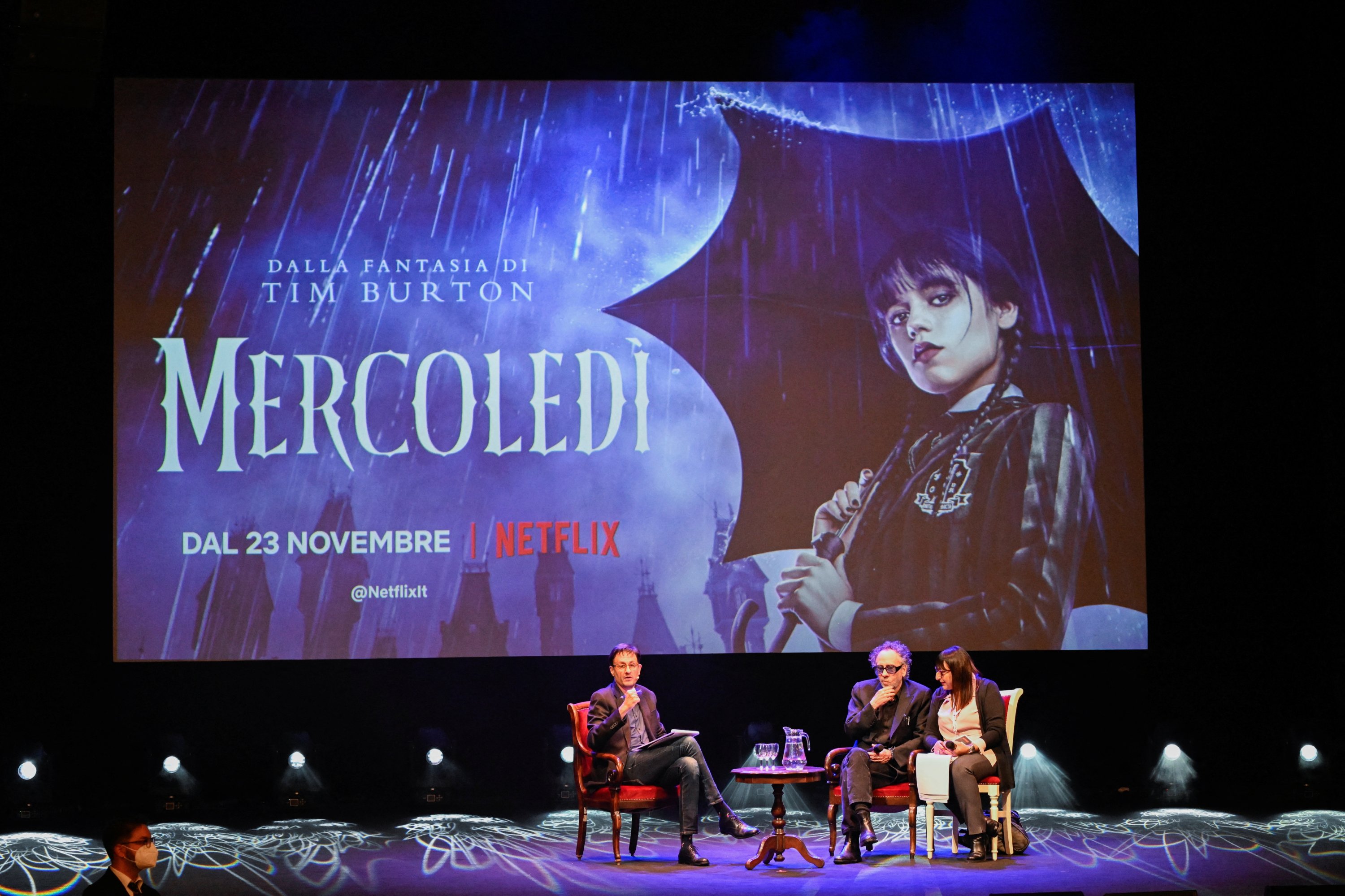 Sutradara film Tim Burton memberi isyarat saat ia menghadiri konferensi pers selama Lucca Comics and Games untuk pemutaran perdana serial baru Netflix 