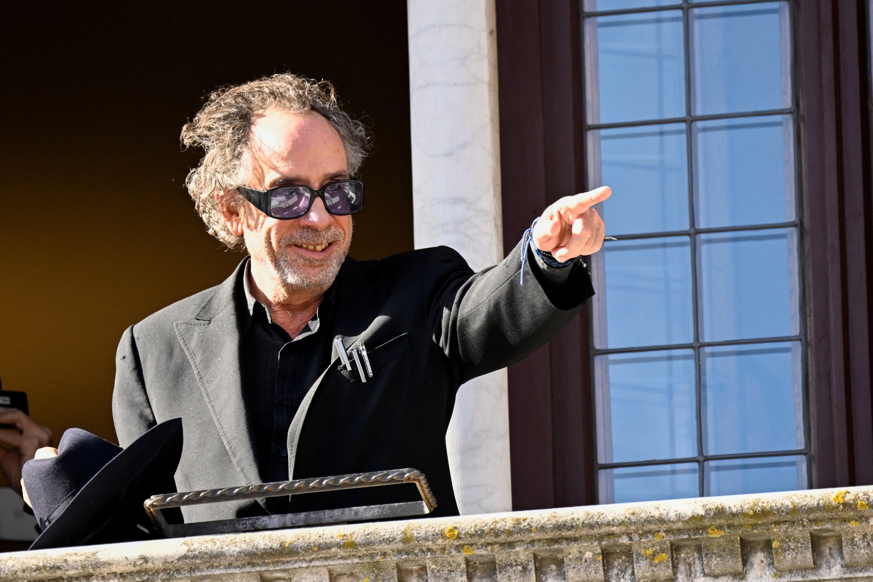 Sutradara film Tim Burton menyapa penggemar dari balkon selama Lucca Comics and Games untuk pemutaran perdana serial baru Netflix 