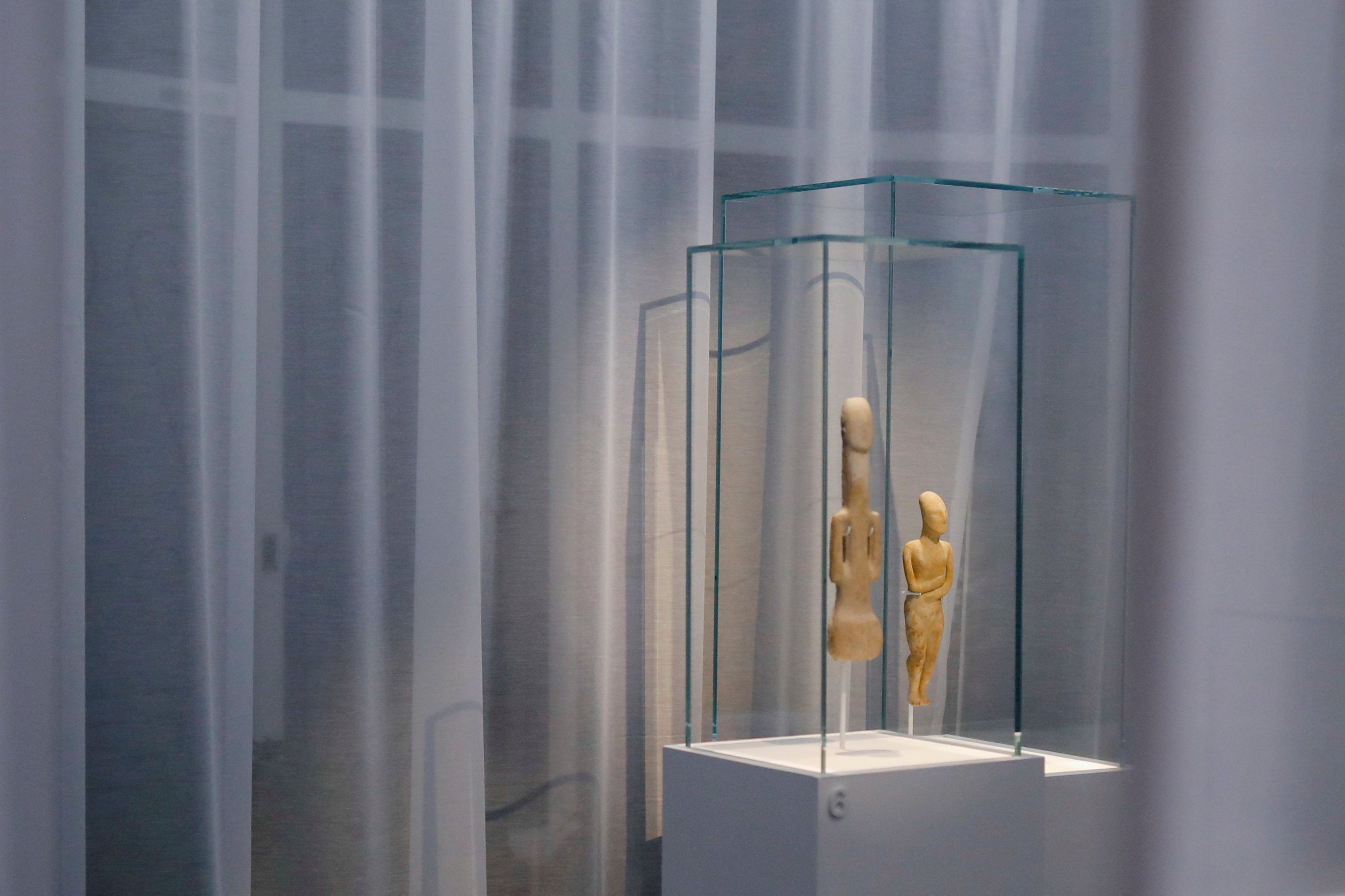 Patung-patung wanita Marmer Cycladic ditampilkan selama pembukaan pameran ''Homecoming.  Harta karun Cycladic dalam perjalanan pulang mereka'' di Museum of Cycladic Art, Athena, Yunani, 2 November 2022. (Foto Reuters)