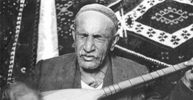 This undated photo shows Aşık Veysel playing his bağlama. (Sabah Archive Photo)