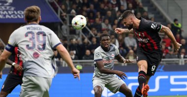 AC Milan&#039;s Olivier Giroud (R) scores the 1-0 goal during the UEFA Champions League Group E football match between AC Milan and FC Salzburg. Milan, Italy, Nov. 2, 2022. (EPA Photo)