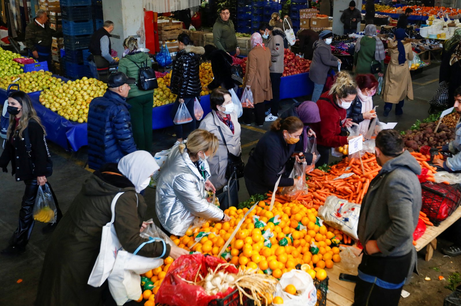 People shop at a fresh food market in Istanbul, Türkiye, Jan. 4, 2022. (Reuters Photo)