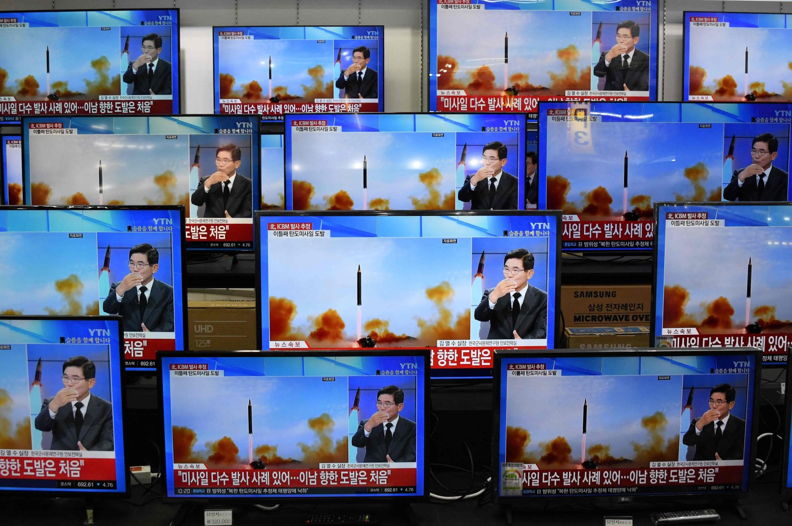 Television screens show a news report about the latest North Korean missile launch, Seoul, South Korea, Nov. 3, 2022. (AFP Photo)