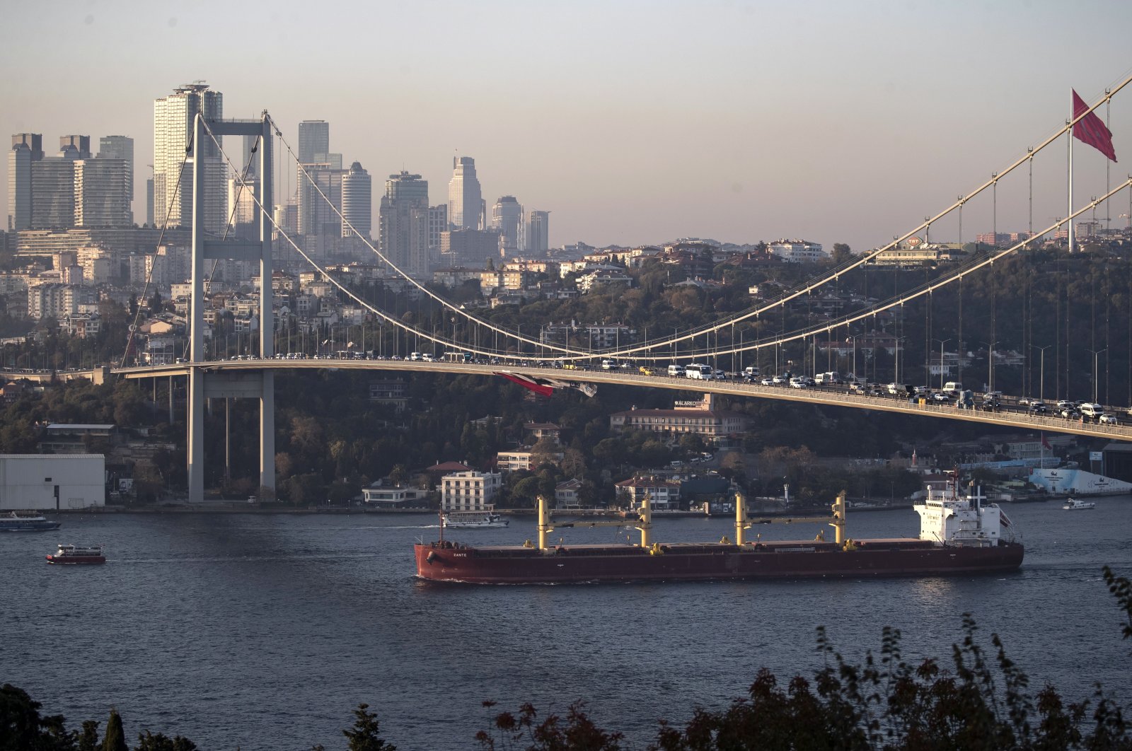 The cargo ship Zante, carrying Ukranian grain as part of the Black Sea grain deal, sails on the Bosporus off the shores of Yenikapı, in Istanbul, Türkiye, Nov. 2, 2022. (EPA Photo)