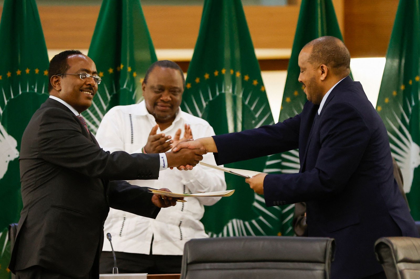 Ethiopian government representative Redwan Hussein (L) and Getachew Reda (R), the representative of the Tigray People&#039;s Liberation Front (TPLF), shake hands after signing a peace deal, Pretoria, South Africa, Nov. 2, 2022. (AFP Photo)