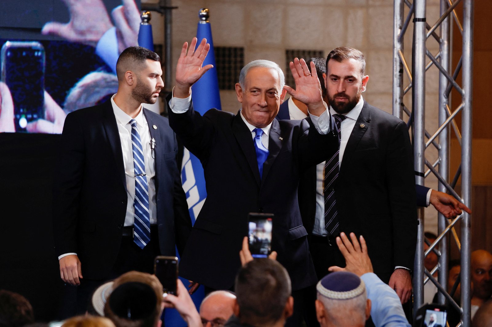Likud party leader Benjamin Netanyahu gestures to his supporters at his party headquarters during Israel&#039;s general election in Jerusalem, November 2, 2022. (Reuters Photo)