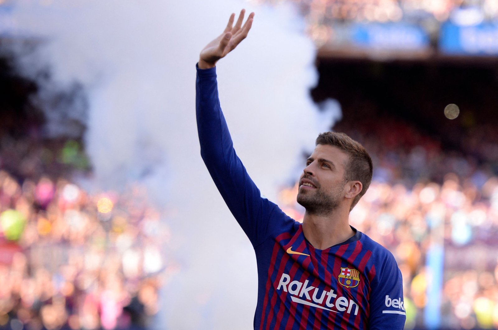 Barcelona&#039;s Spanish defender Gerard Pique waves at fans before the 53rd Joan Gamper Trophy friendly football match between Barcelona and Boca Juniors at the Camp Nou stadium in Barcelona, Spain, Aug. 15, 2018. (AFP File Photo)