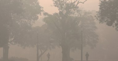 People exercise as a thick smog engulfs New Delhi, India, Nov. 3, 2022. (EPA Photo)