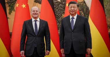 Chinese President Xi Jinping (R) welcomes German Chancellor Olaf Scholz at the Grand Hall, Beijing, China, Nov. 4, 2022. (AFP Photo)