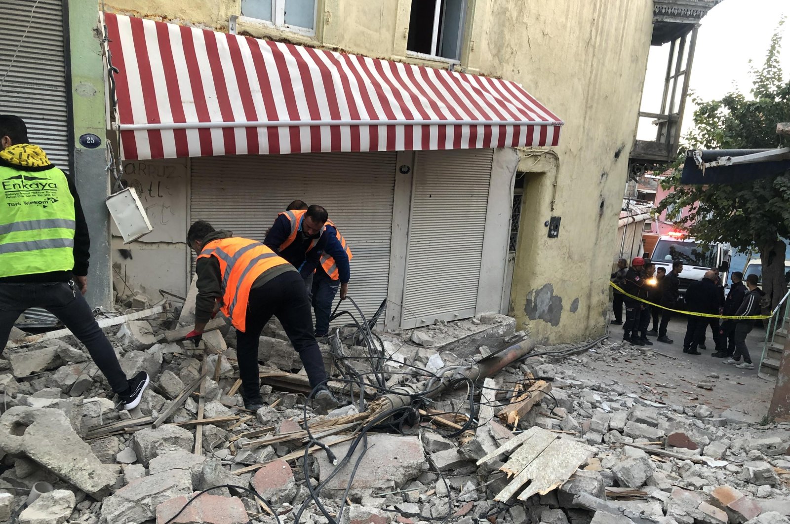 Crews check the rubble of a minaret that partially collapsed during the earthquake, in Izmir, western Türkiye, Nov. 4, 2022. (DHA Photo)