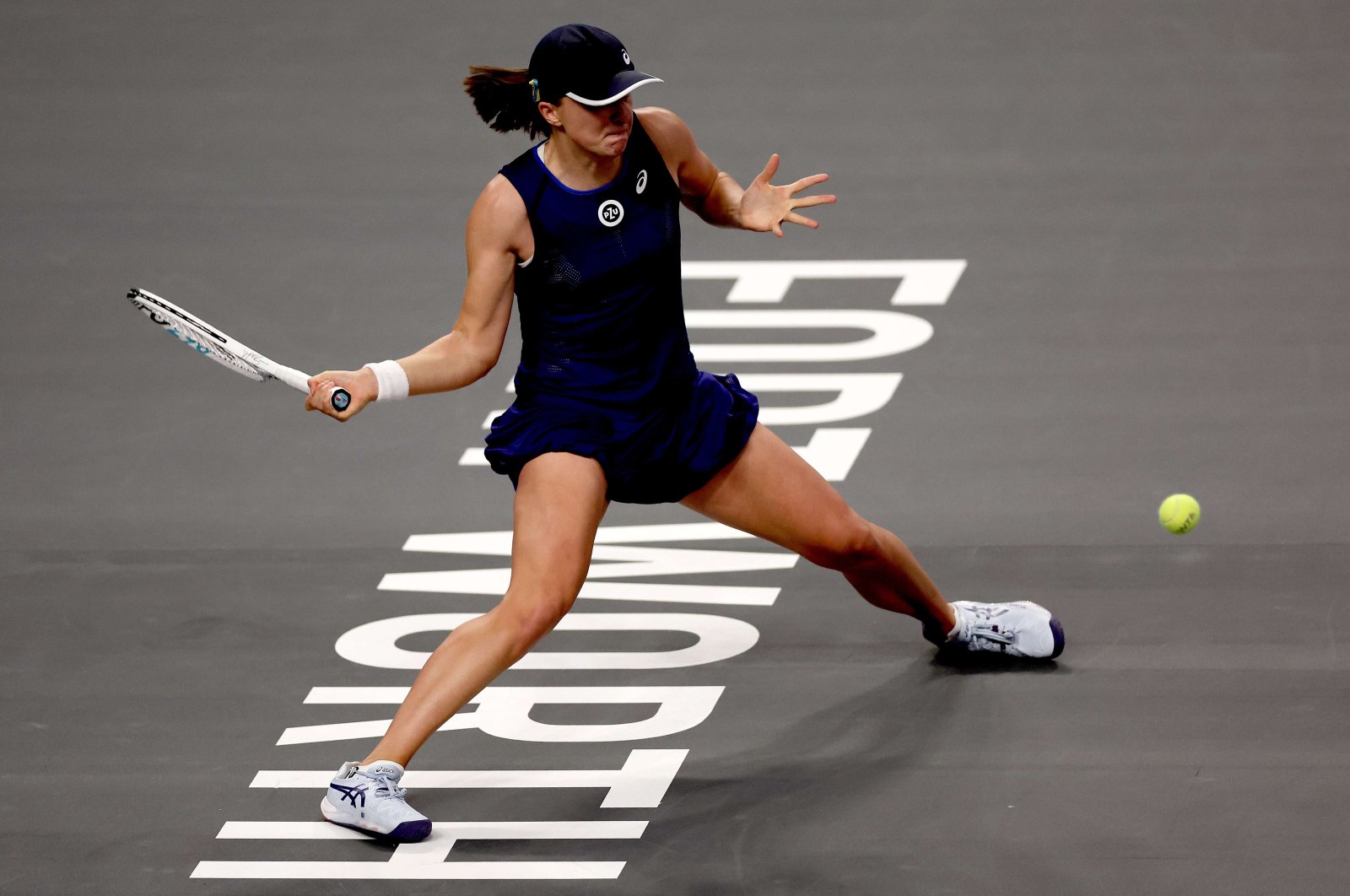 Iga Swiatek of Poland returns a shot against Caroline Garcia of France in their Women&#039;s Singles Group Stage match during the 2022 WTA Finals, part of the Hologic WTA Tour, at Dickies Arena, Fort Worth, Texas, Nov. 3, 2022. (AFP Photo)