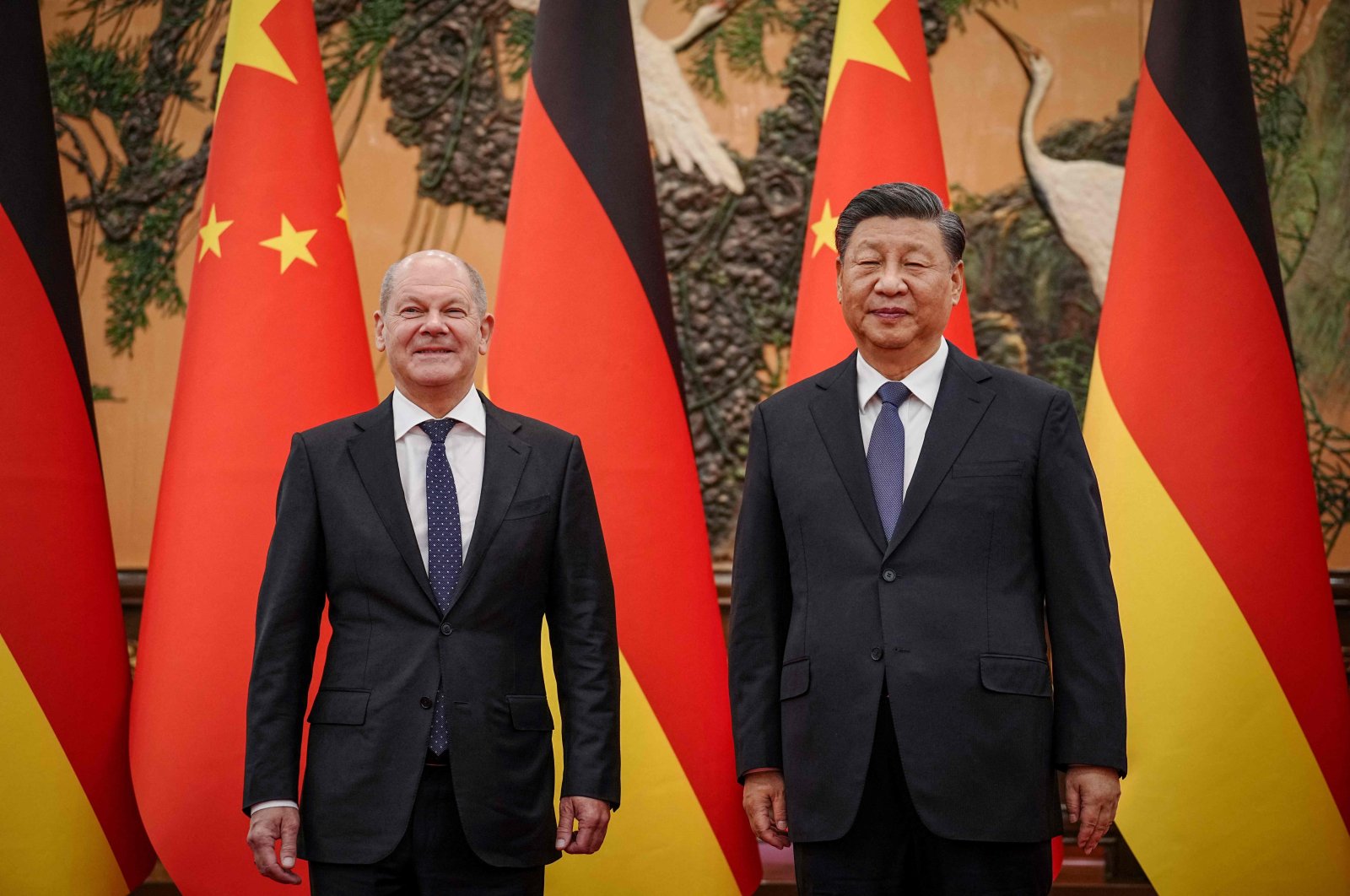 Chinese President Xi Jinping (R) welcomes German Chancellor Olaf Scholz at the Grand Hall, Beijing, China, Nov. 4, 2022. (AFP Photo)