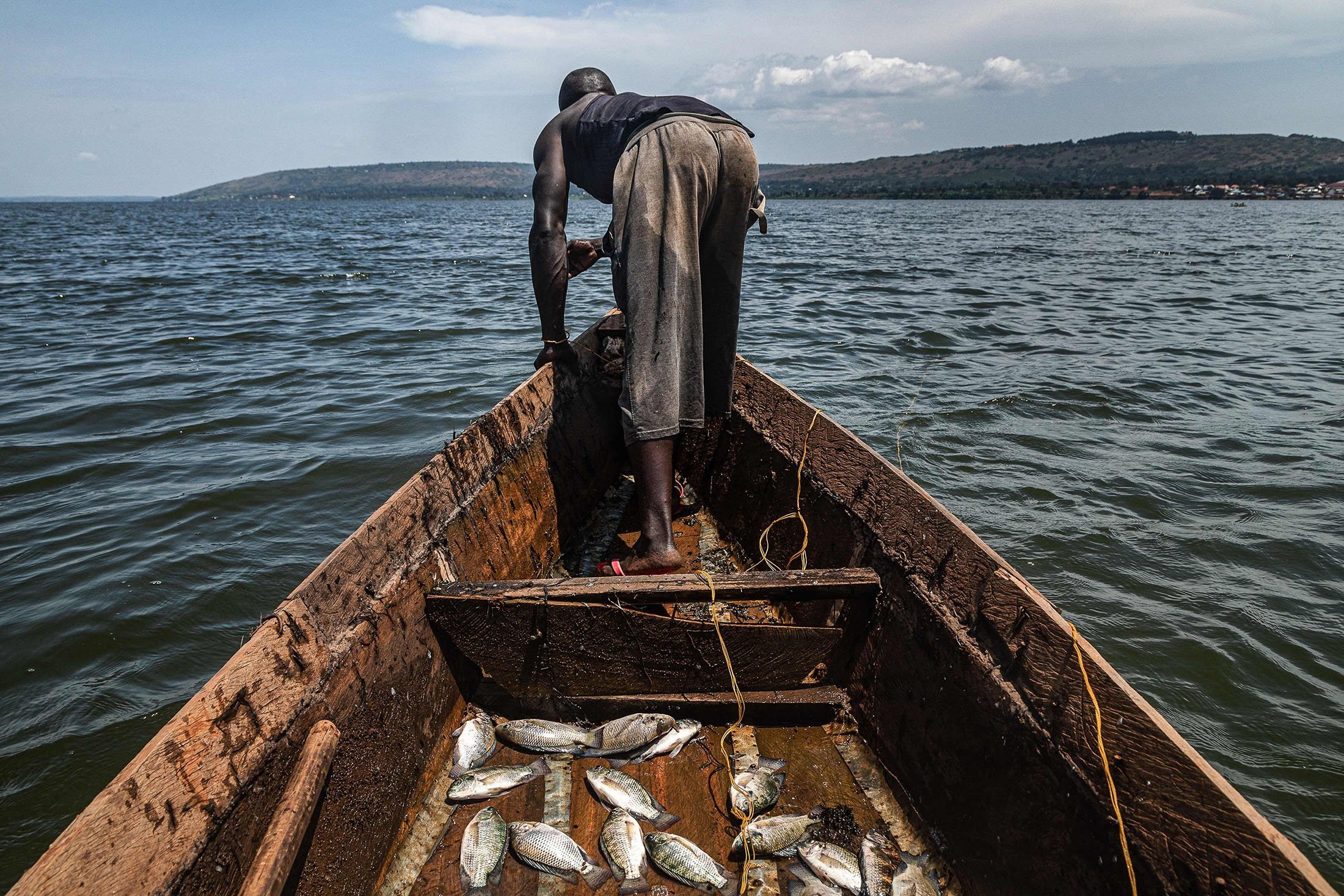 Jowali Kitagenda, 40, fishes on the Nile in Jinja, southern Uganda, Oct. 7, 2022. (AFP Photo)