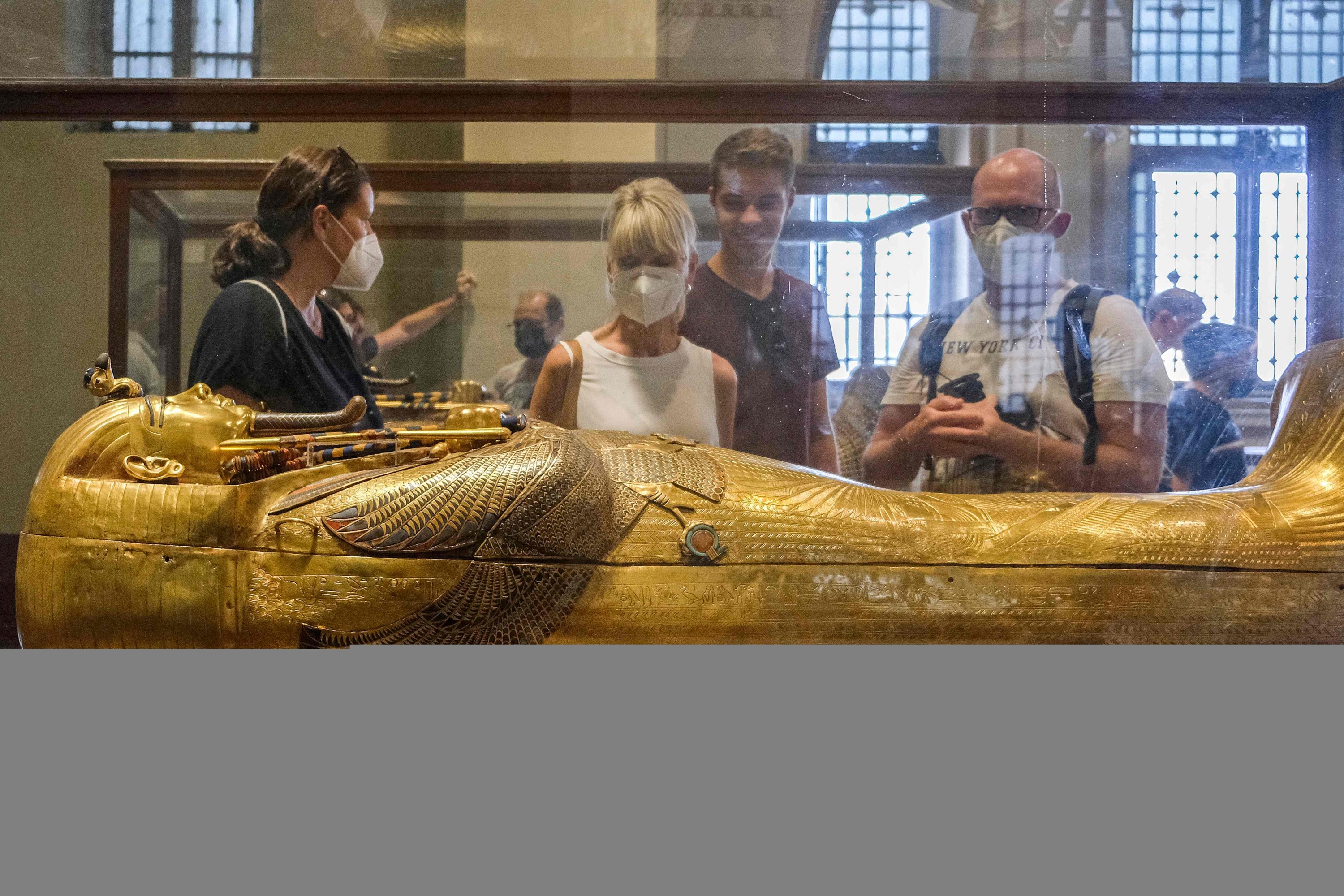 Tourists view the solid gold sarcophagus of the ancient Egyptian New Kingdom Pharaoh Tutankhamun, at the pharaoh's dedicated gallery in the Egyptian Museum, Cairo, Egypt, Oct. 27, 2021. (AFP Photo)