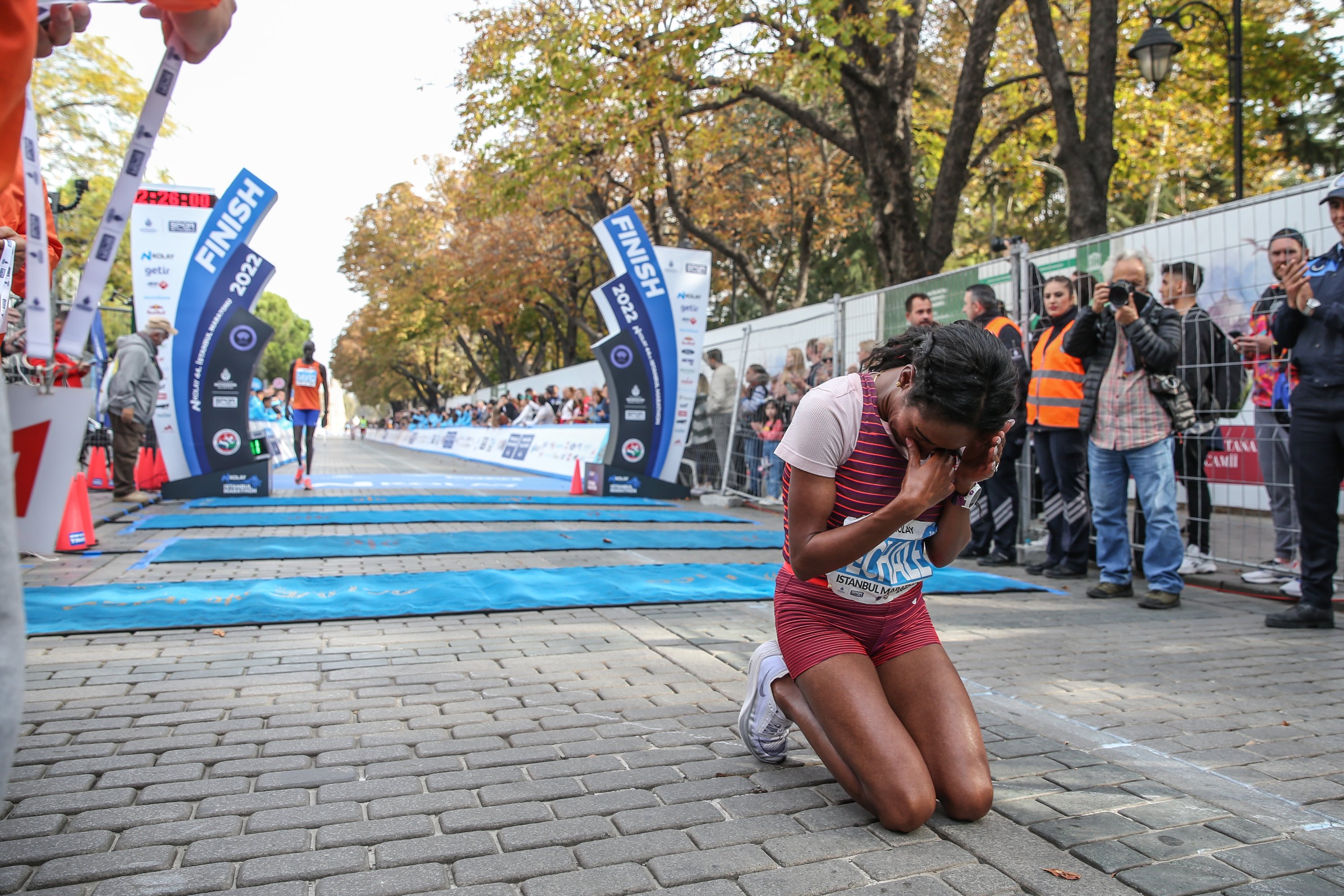Sechale Dalasa dari Ethiopia bereaksi setelah memenangkan lari putri Istanbul Marathon ke-44, Istanbul, Türkiye, 6 November 2022. (AA Photo)