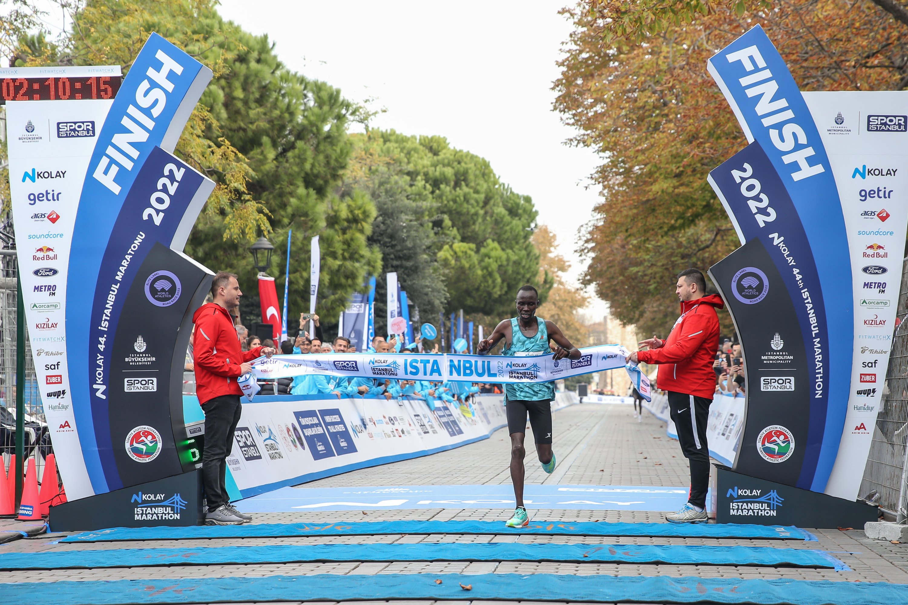Robert Kipkemboi dari Kenya memenangkan lari putra Istanbul Marathon ke-44, Istanbul, Türkiye, 6 November 2022. (AA Photo)