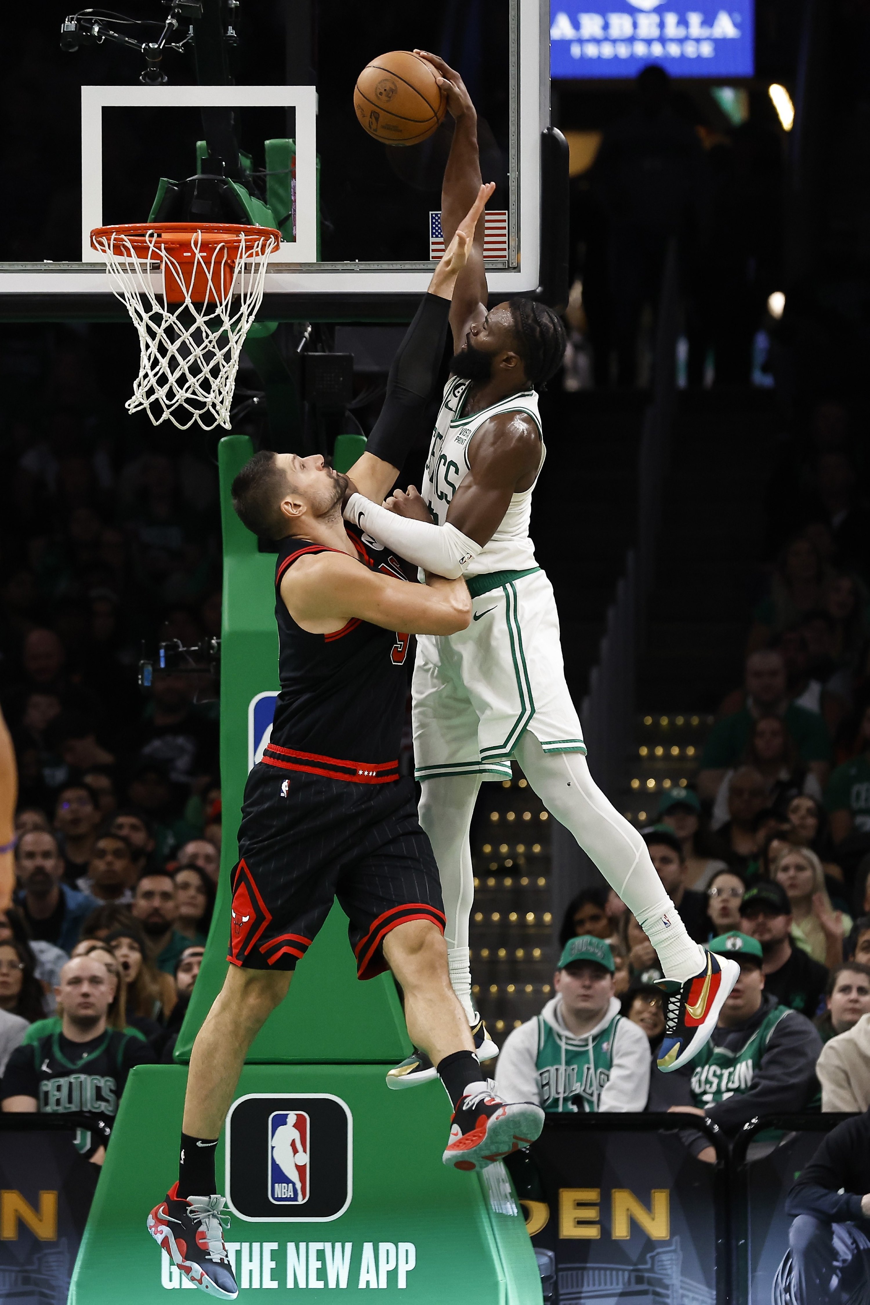 Jaylen Brown dari Celtics (kanan) melakukan dunk pada Nikola Vucevic dari Bulls selama pertandingan NBA di Boston, AS, 4 November 2022. (AFP Photo)