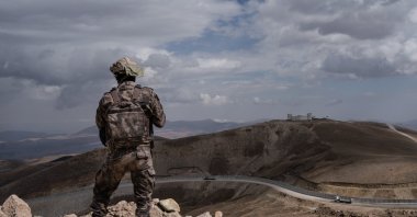 A Turkish soldier stands alert along the Iranian-Turkish border near Çaldıran village, east Türkiye, Oct.1, 2021 (Reuters Photo)