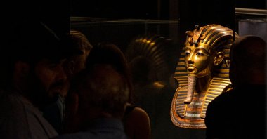 Visitors view the gold burial mask of the ancient Egyptian New Kingdom Pharaoh Tutankhamun on display at the Egyptian Museum, Cairo, Egypt, Oct. 19, 2022. (AFP Photo)