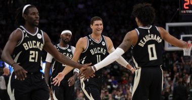 Bucks' Brook Lopez (C) reacts to a 3-point shot in an NBA game against Thunder, Milwaukee, Wisconsin, U.S., Nov. 5, 2022. (AFP Photo)