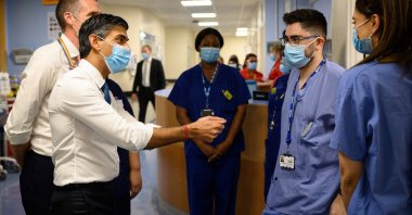 British Prime Minister Rishi Sunak (L) speaks with nursing staff during his visit to Croydon University Hospital in south London, U.K., Oct. 28, 2022. (AFP Photo)