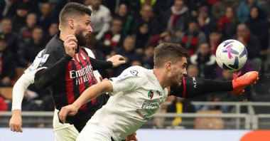 Milan's Olivier Giroud (L) scores in a Serie A match against Spezia, Milan, Italy, Nov. 5, 2022. (EPA Photo)