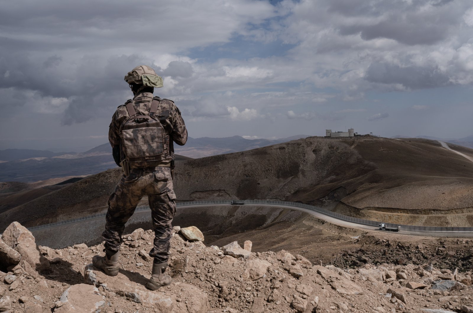 A Turkish soldier stands alert along the Iranian-Turkish border near Çaldıran village, east Türkiye, Oct.1, 2021 (Reuters Photo)