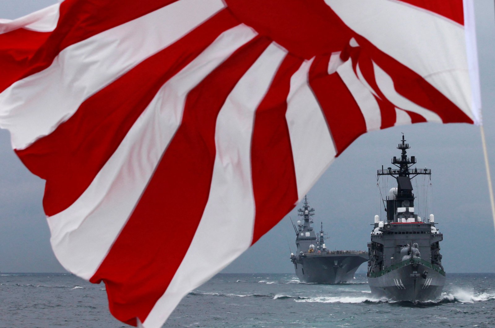 Japanese Maritime Self-Defense Force (MSDF) destroyer Kurama (R) leads destroyer Hyuga during a naval fleet review, Yokosuka, Japan, Oct. 14, 2012. (Reuters Photo)