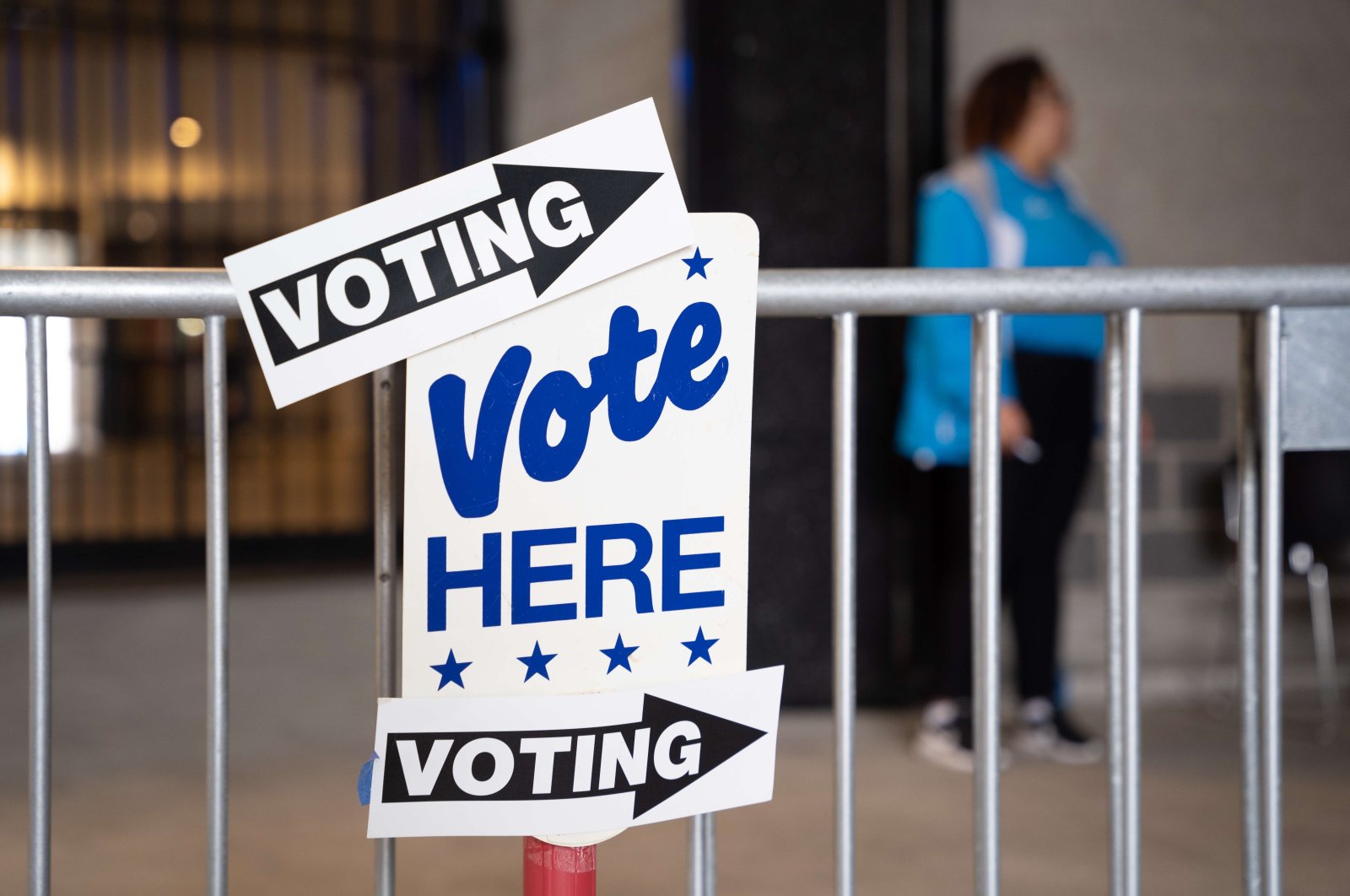 A sign directs voters at Bank of America Stadium in Charlotte, North Carolina, U.S., Nov. 5, 2022. (AFP Photo)