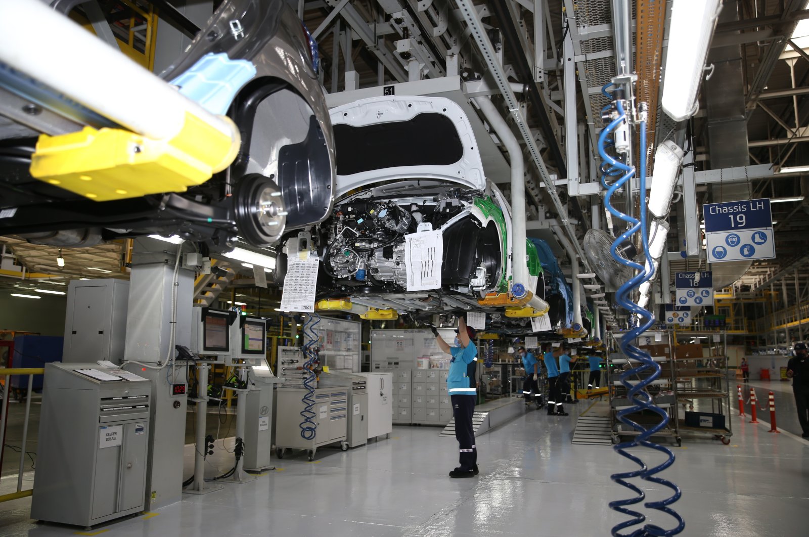 A worker is seen at the Izmit factory of Hyundai Assan, a joint venture of Kibar Holding and Hyundai, in Kocaeli province, northwestern Türkiye, Aug. 28, 2020. (AA Photo)